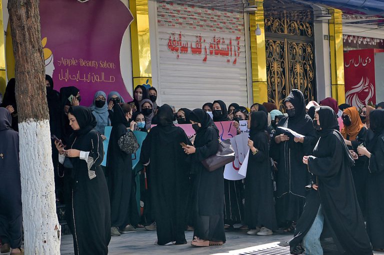 Afganistan güzelik salonu yasağı