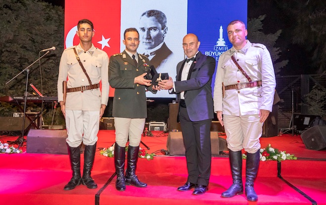 İzmir’de kurtuluş kutlamaları resepsiyonla başladı