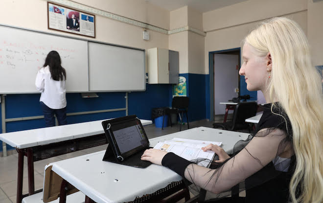 Türk Telekom’dan, ‘TahtApp’ ile az gören çocuklara destek