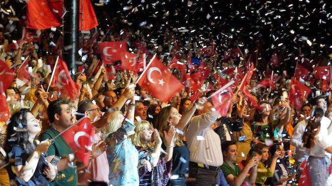 23-09-17-cesmeliler-candan-ercetin-ve-tan-tasci-ile-costu