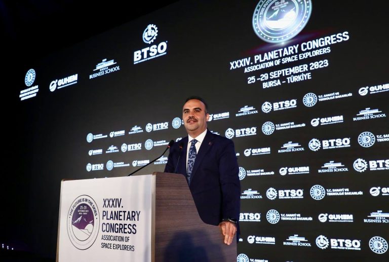 Bakan Kacır, uzay yolcularına Togg’u anlattı