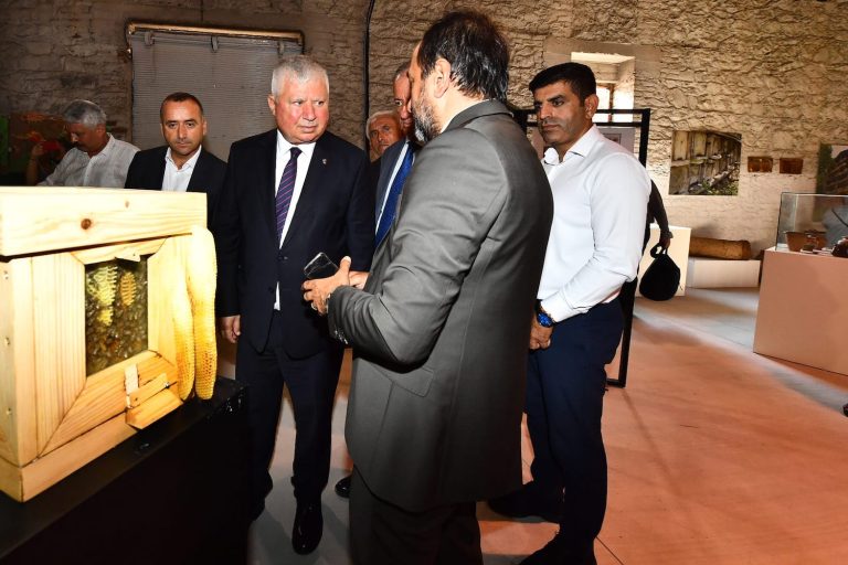 Arı ve arıcılık sergisi İzmir’de kapılarını açtı