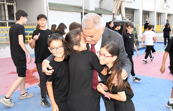 Başkan Tekin, okulun ilk günü öğrencileri yalnız bırakmadı