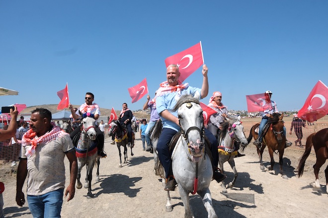 Türkiye’nin en iyi atları Menemen’de yarıştı