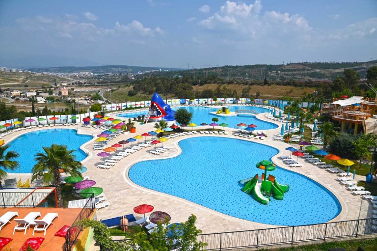Karabağlar Belediyesi’nin Aqua Yaşam Yüzme Havuzları