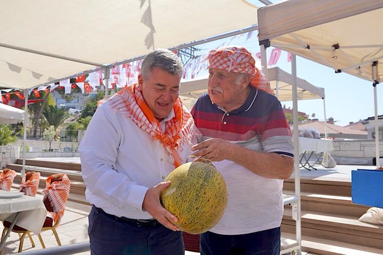 ‘Sakız güzelleri’ yarıştı, en iyi ‘Çeşme Kavunu’ seçildi