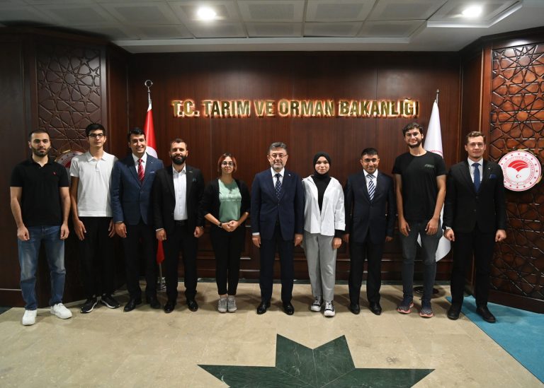 Bakan Yumaklı, TEKNOFEST’te ödül alan gençlerle buluştu