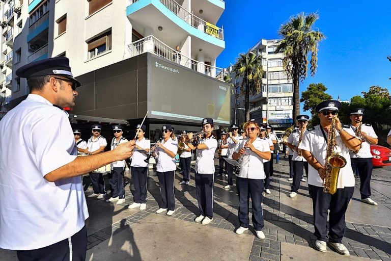 İzmir sokakları bayram havasına girdi