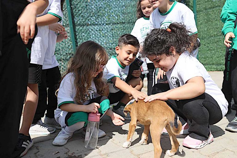 Buca Belediyesi miniklere hayvan sevgisi aşılıyor