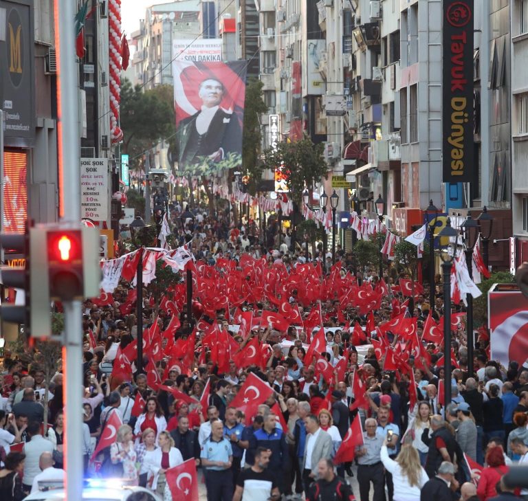 Cumhuriyet’in 100’üncü yılında İzmir, monolight kuleler ile ışıldayacak