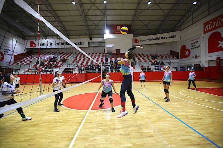 Bayraklı’da Cumhuriyet coşkusu sporla başladı