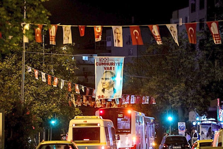 Bayraklı’nın her yeri bayraklarla süslendi