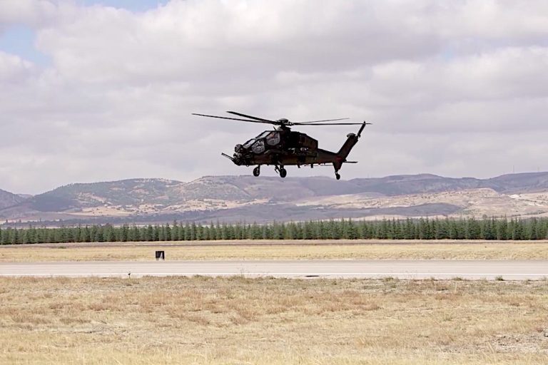 ATAK ve GÖKBEY Helikopterleri tarihi uçuş gerçekleştirdi