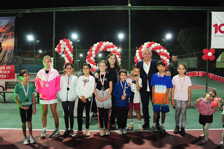 Cumhuriyet Tenis Turnuvası öğrencilere burs oldu