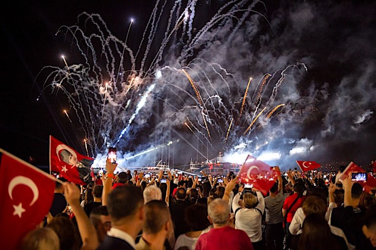 İzmir, kutlamalarla adını tarihe yazdı