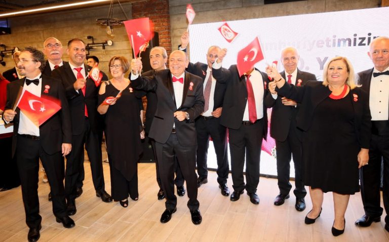 İZSİAD’dan 100’üncü yıla özel Atatürk Albümü