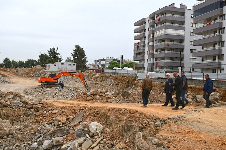 Selvitopu, pazaryeri inşaatını denetledi