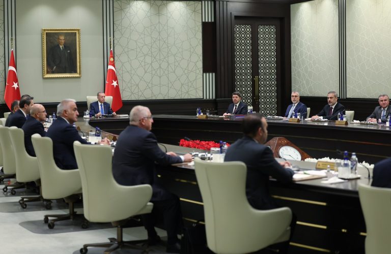 Kabine toplanıyor: Gündemde Instagram yasağı var!
