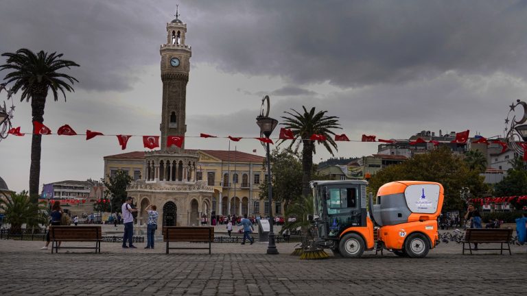 İzmir’in sokaklarında günde 20 tona yakın atık toplanıyor