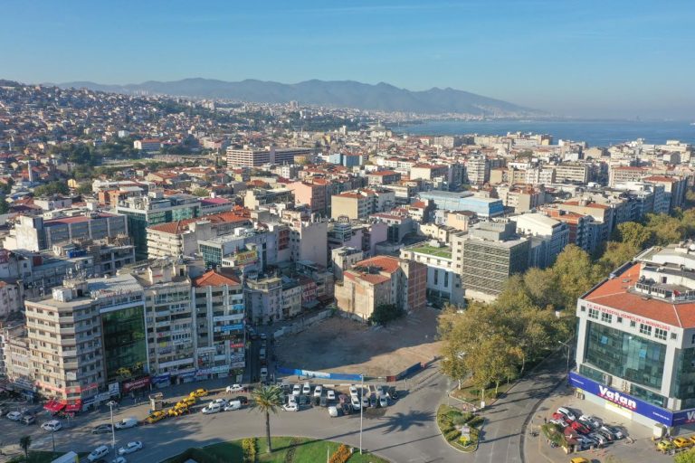 Konak Belediyesi yeni hizmet binası ihalesinde imzalar atıldı