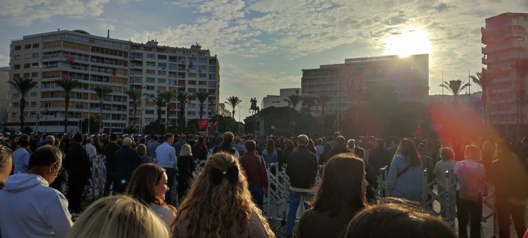 İzmir Ata’nın huzurunda! Saat 9’u 5 geçe hayat durdu