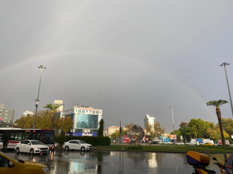 İzmir’de kötü hava şartları hayatı olumsuz etkiledi 