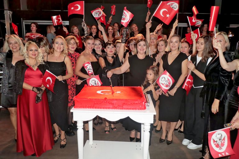 İzmirli iş kadınlarından Cumhuriyet’e yakışır kutlama
