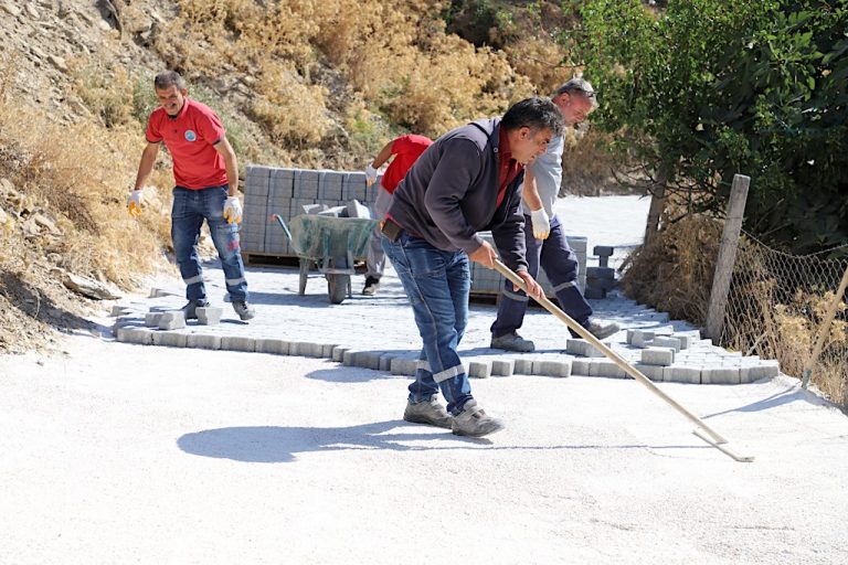 Efemçukuru kilit parke ile döşendi