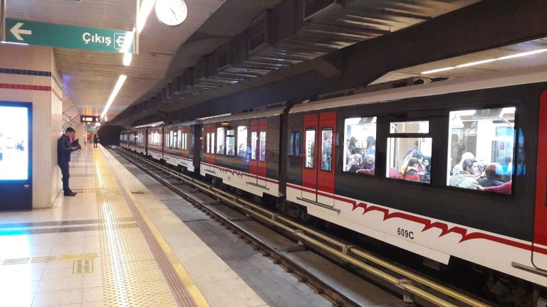 İzmir’de metro raydan çıktı