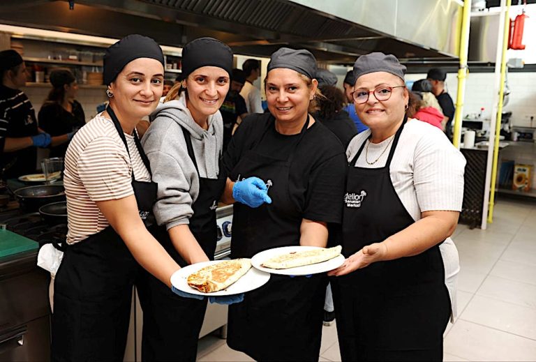 Duyma engelli şefler, vegan mutfağını deneyimledi