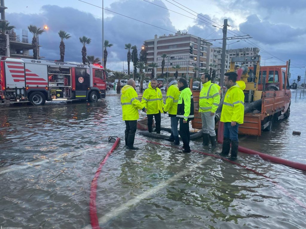 izmir sulara teslim