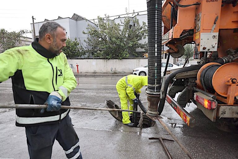 Büyükşehir Belediyesi bin 500 personel ile sahada