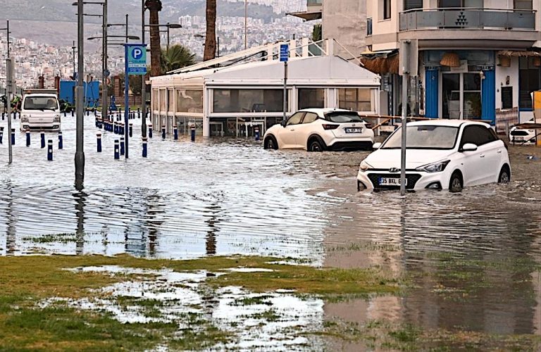 Kordon esnafı çaresiz bekleyişte