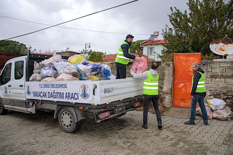 Dikili Belediyesi’nden yakacak yardımı