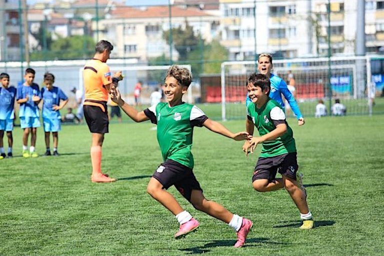 Narlıdere’nin minikleri Play-Off’u garantiledi