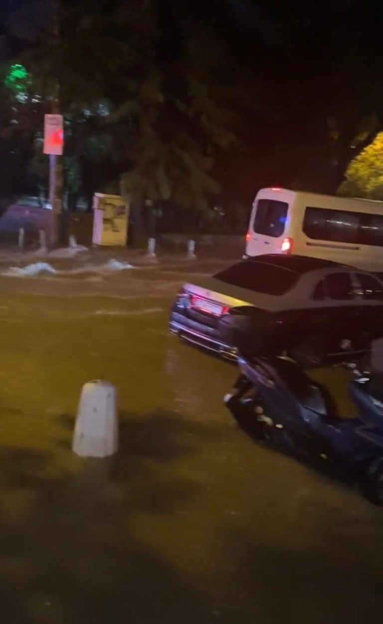 İzmir’in yağmurla sınavı… Ev ve iş yerleri sular altında kaldı 