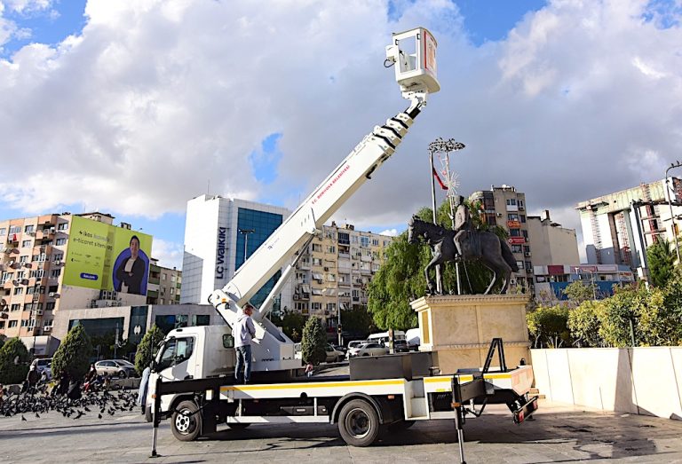 Bornova’ya 28 metrelik teleskopik platform aracı