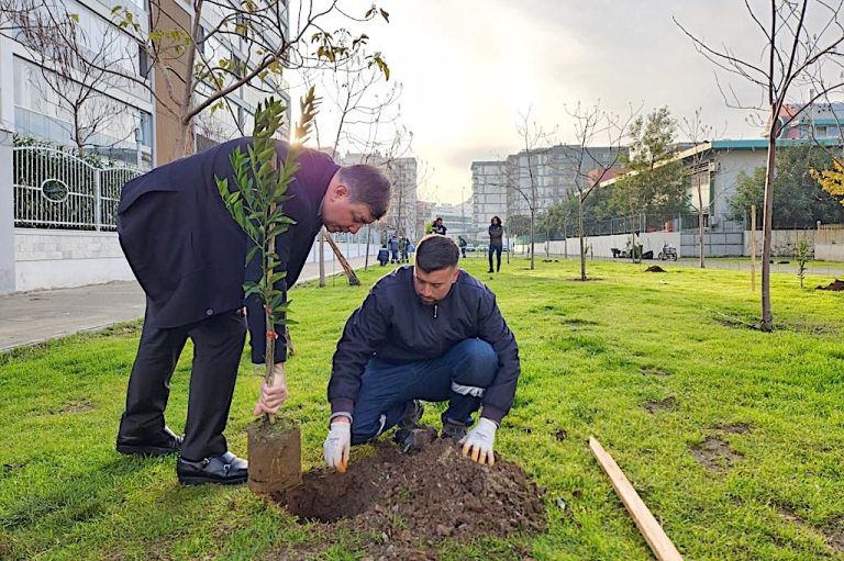 Karşıyaka meyve bahçeleriyle renkleniyor