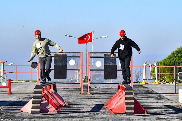 Bileklerinin hakkıyla itfaiyeci olacaklar