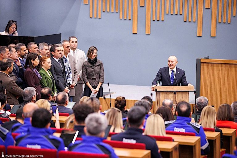 “İzmir, Türkiye için ışık saçmaya devam ediyor”