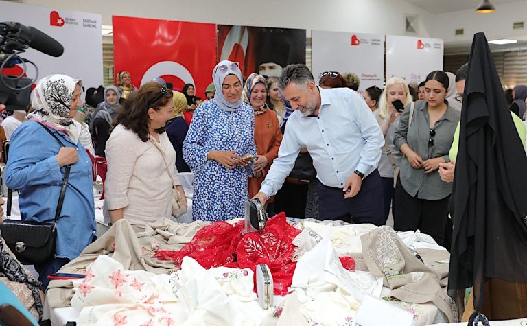 Başkan Sandal, “Güçlü kadın, güçlü Bayraklı”