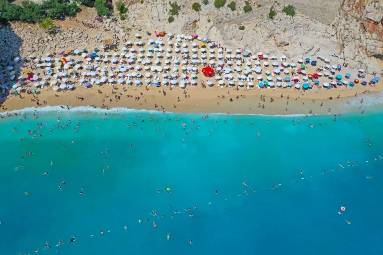 Antalya’ya hava yoluyla 16.8 milyon turist geldi