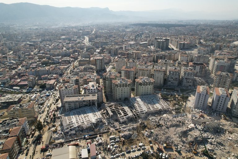 Bütçe deprem maliyetini karşılamıyor