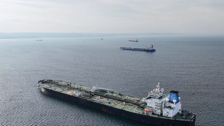 TÜPRAŞ’a petrol taşıyan gemi ile iletişim kesildi