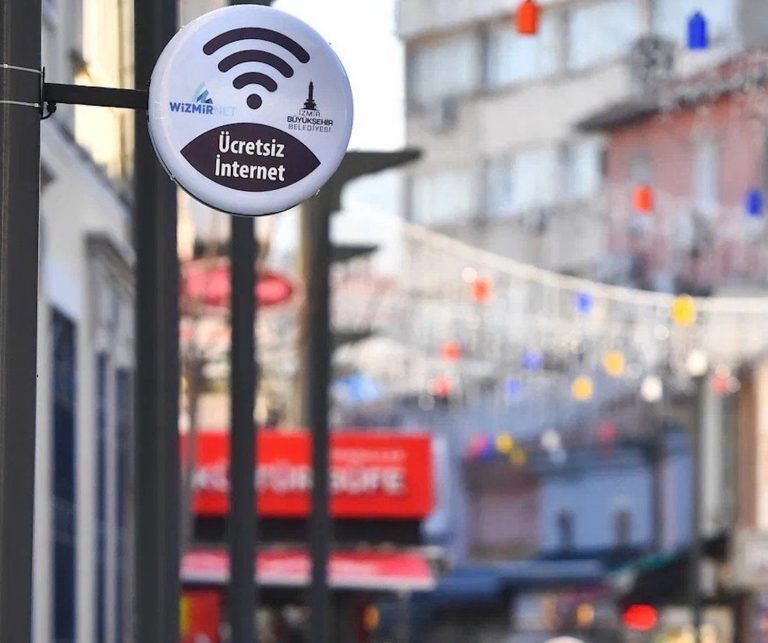 Kemeraltı’nda 17 noktada WİzmirNet dönemi