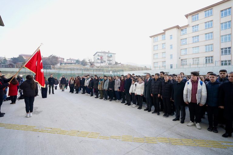 Okullarda şehitler için bir dakikalık saygı duruşu