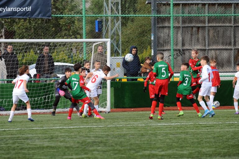 Karşıyaka’da futbol rüzgârı esti