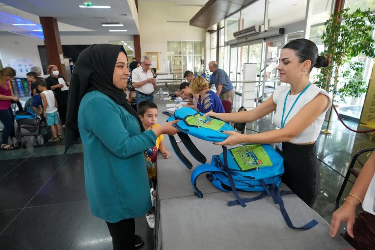 Gaziemir’de zorluklar sosyal hizmetlerle aşılıyor