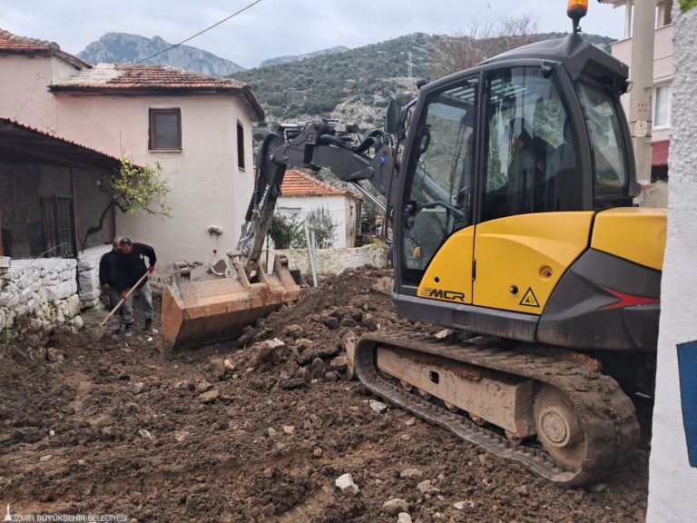 Karaburun Cumhuriyet Caddesi atık su hattına kavuştu