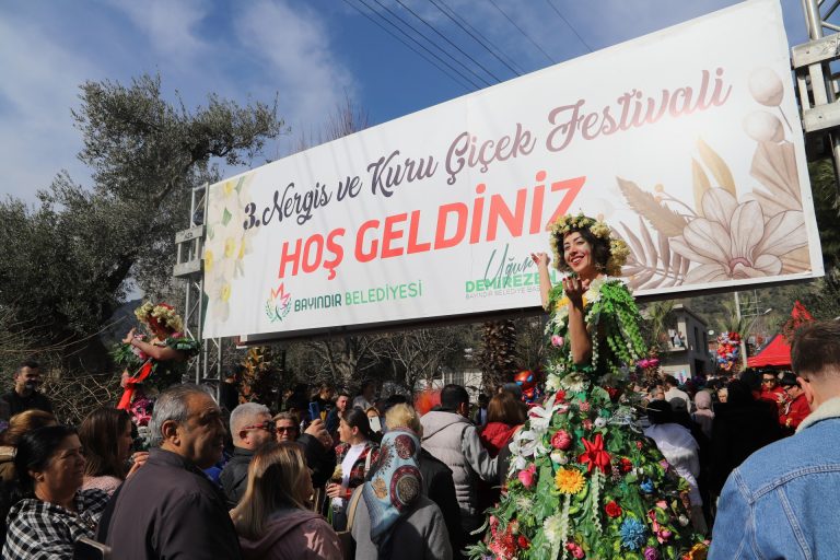 3.Bayındır Turan Nergis ve Kuru Çiçek Festivali’ne yoğun katılım